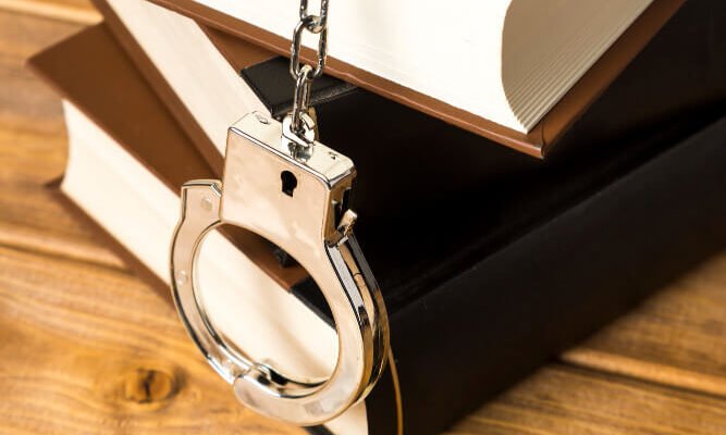 Medidas cautelares no processo penal: o que são?